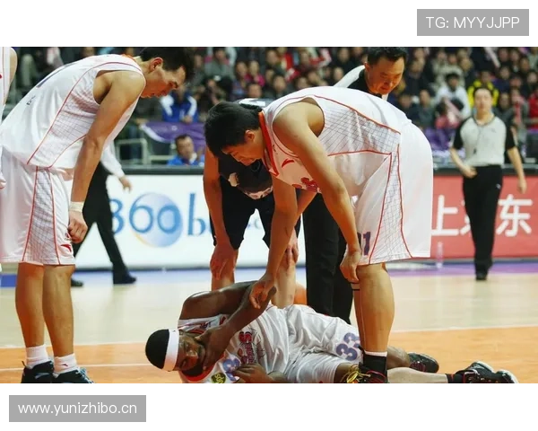 争议频发!对手肘击踩踏队医遭阻救